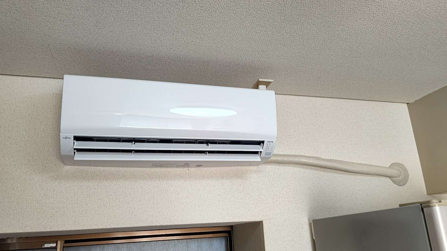 キッチン換気扇と室内機は距離を離さないとエアコンが故障します 