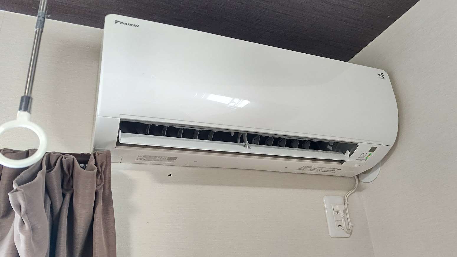 大津市I様邸エアコン入替|室内機から横出し配管を綺麗に仕上げませんか 