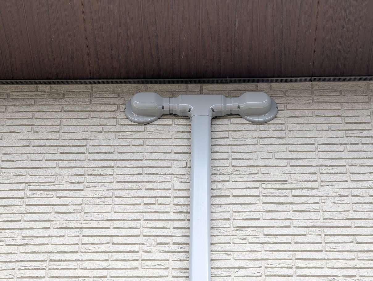 エアコン取り付け｜配管2台を一つにまとめても屋外化粧カバー定額です 