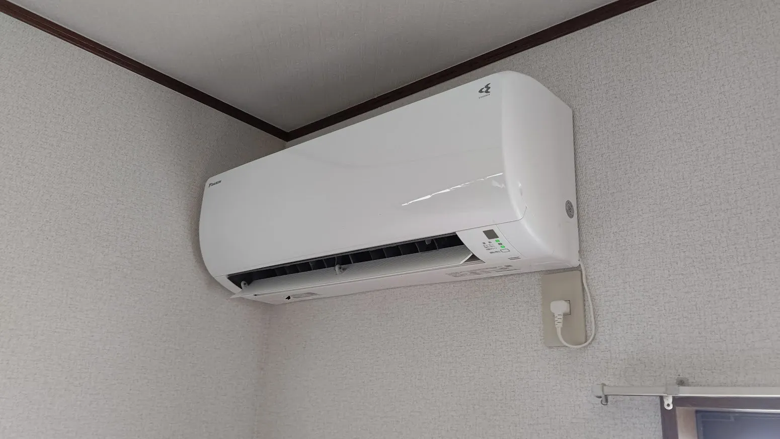 エアコン入替工事|今ある壁穴に室内機を取り付けるために背板を加工！