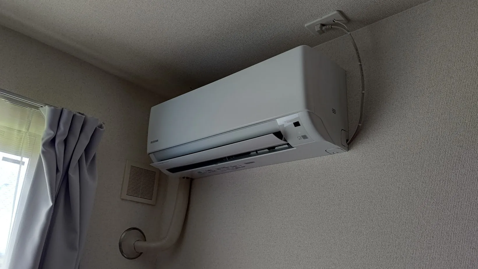 大津市K様エアコン取り付け施工事例｜室外機は２階壁面設置です！
