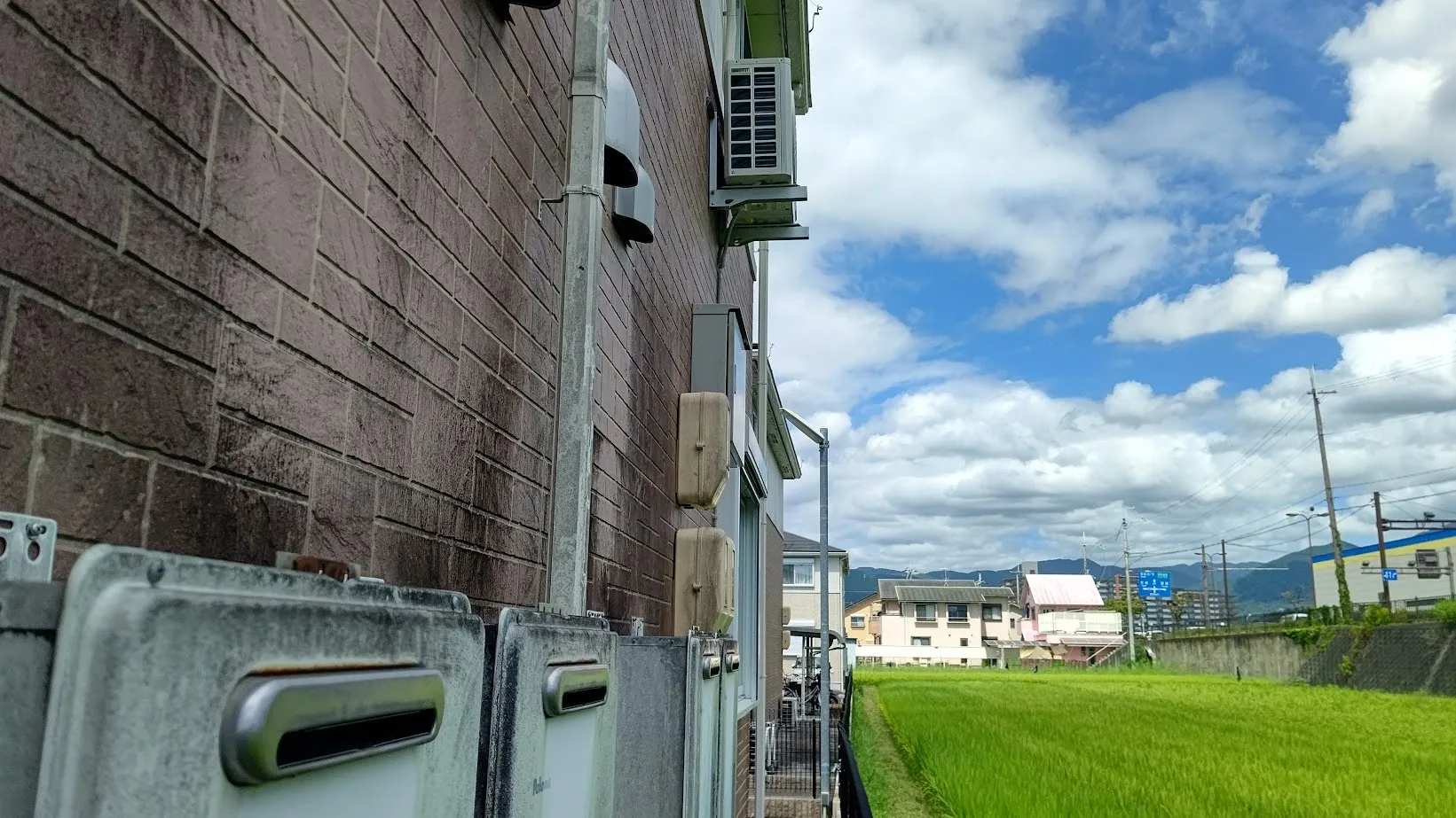 大津市K様エアコン取り付け施工事例｜室外機は２階壁面設置です！