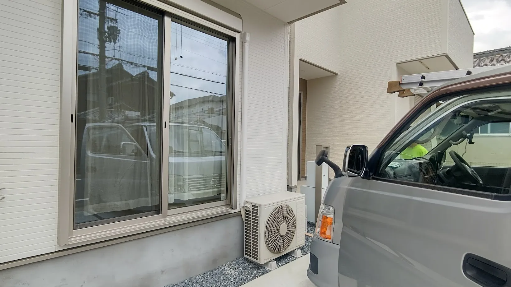 エアコン試運転時に屋外の完成画像です、化粧カバーは外壁に合わせてホワイトを選択しております