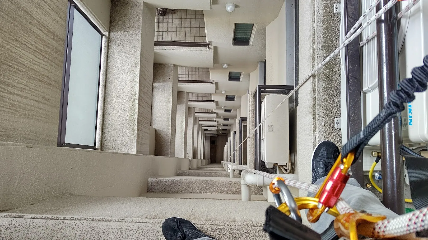 ロープアクセスで高所作業｜マンション１０階の吹き抜けにエアコン取り付け