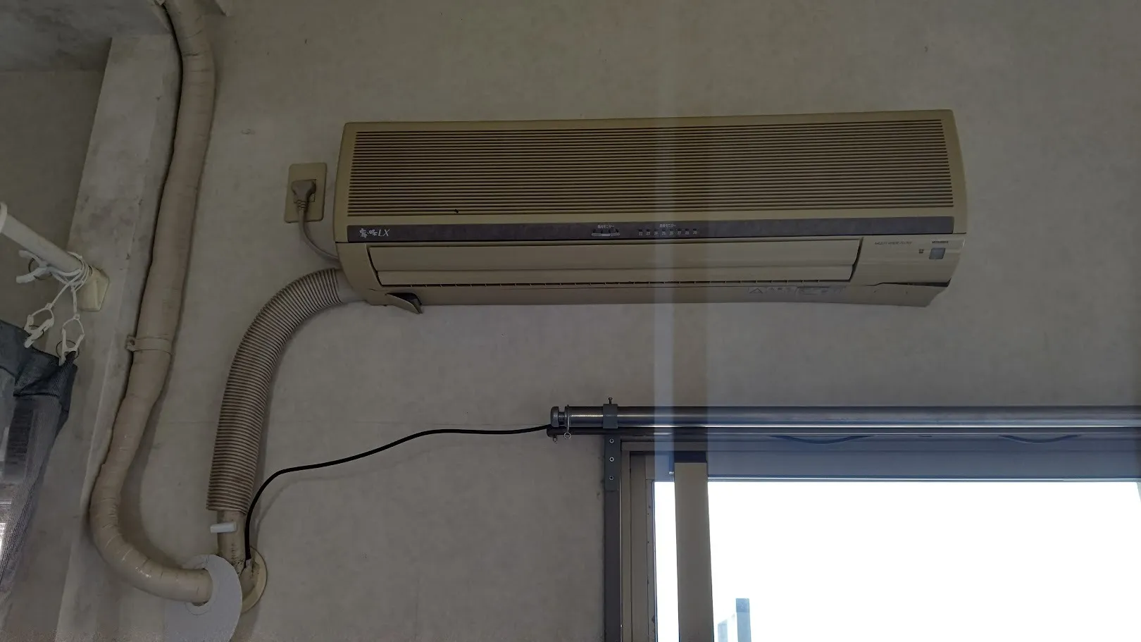草津市J様施工事例｜一つの壁穴に２台の配管が通っているエアコン入替