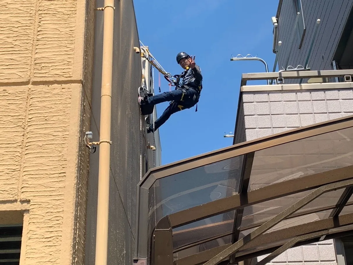 高所作業のエアコン取付工事