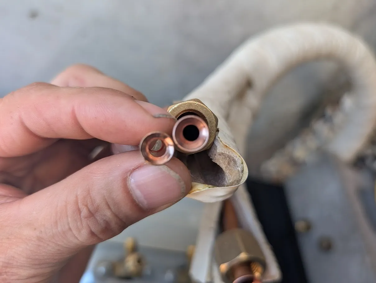 大津市M様施工事例|室内機側の冷媒漏れが原因、ガスチャージ完了です!