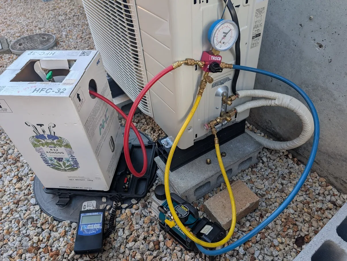 大津市M様施工事例|室内機側の冷媒漏れが原因、ガスチャージ完了です!