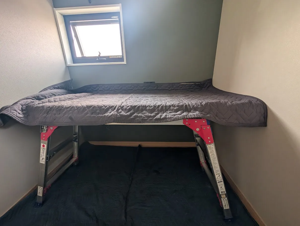 草津市H様施工事例|エアコン取り付け時に備付テーブルがある場合の注意事項!