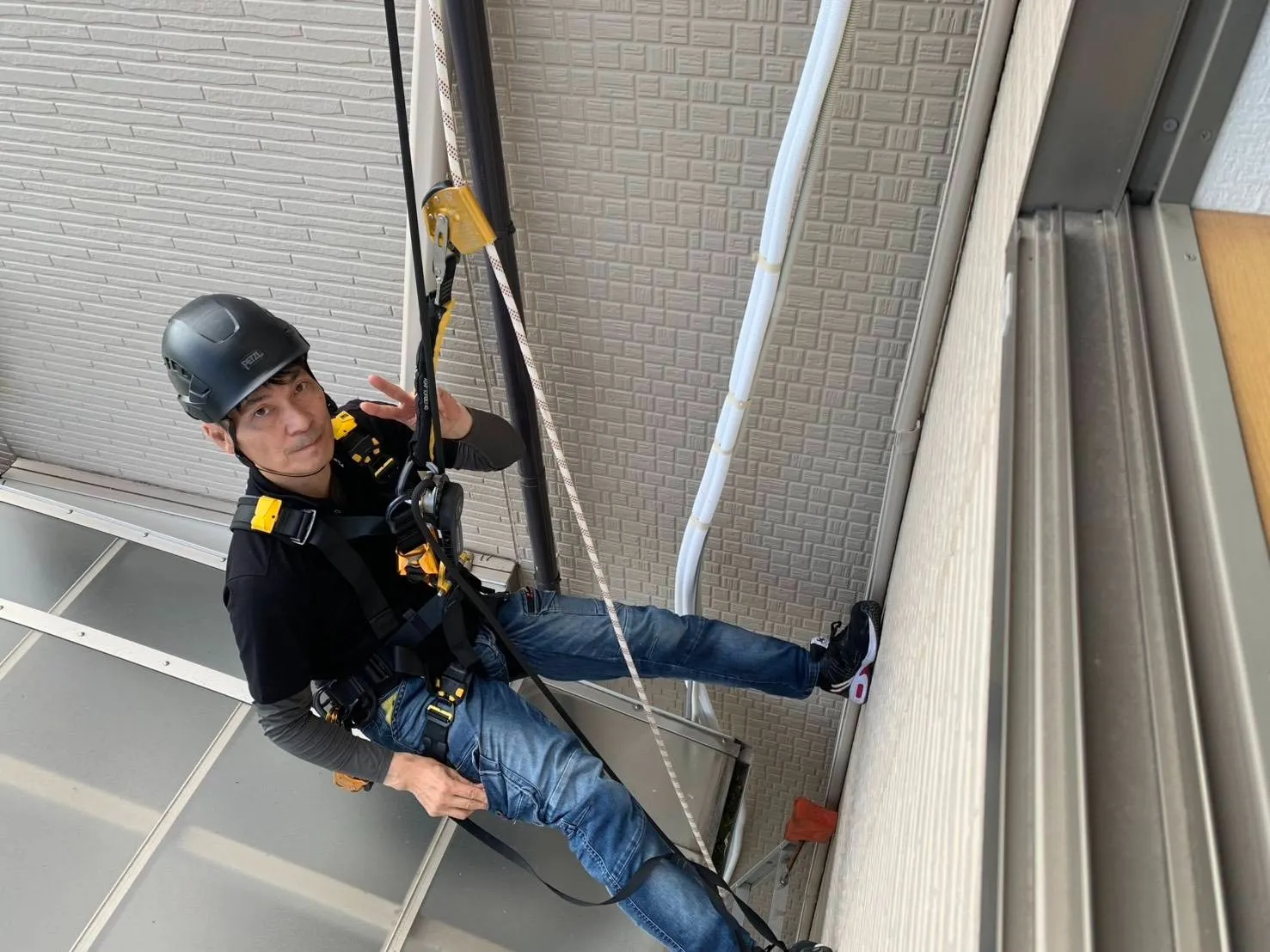 ガレージ屋根でハシゴ高所作業不可!ロープアクセスでエアコン入替完了♪