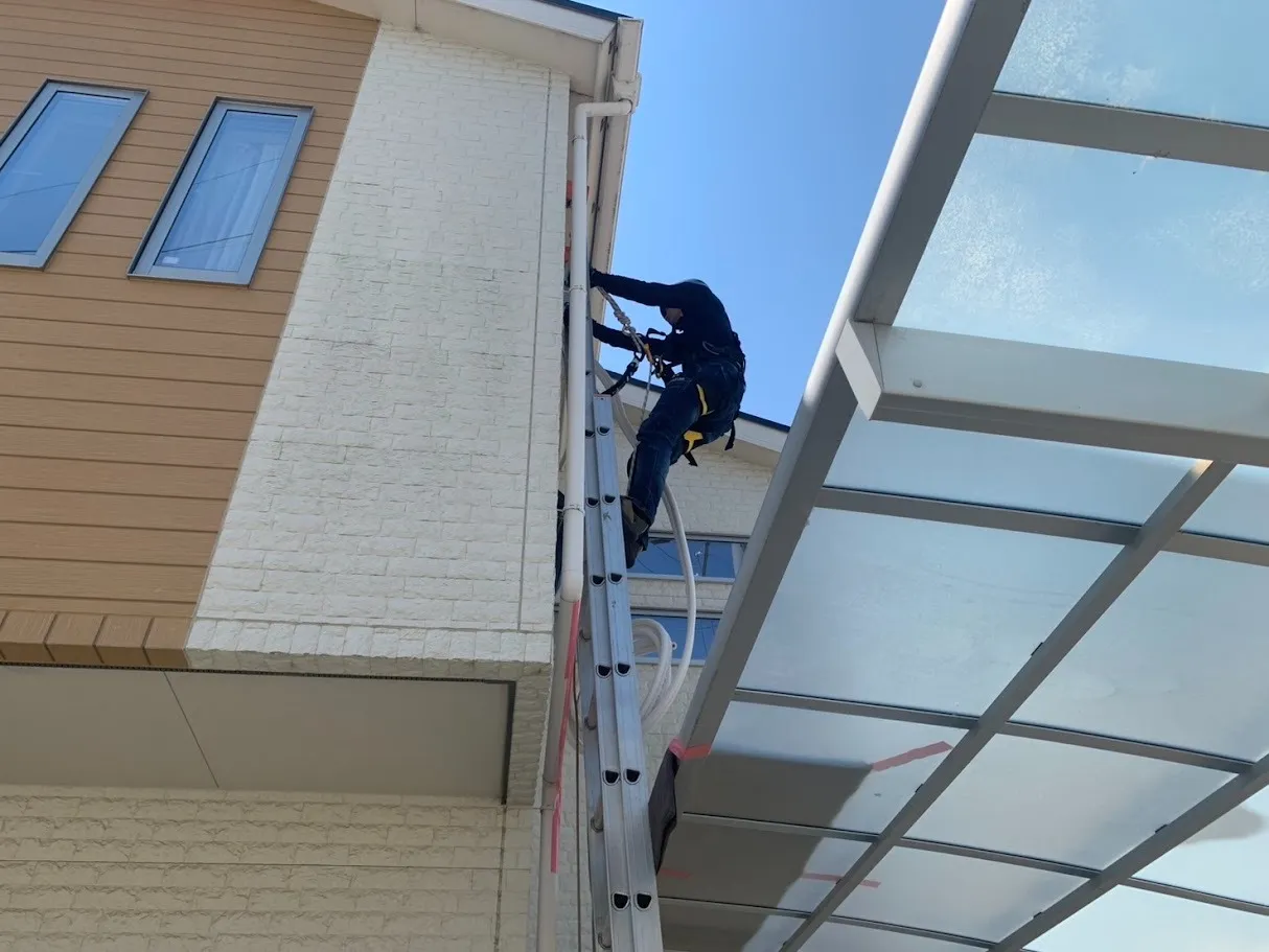 エアコン取付業者の高所作業