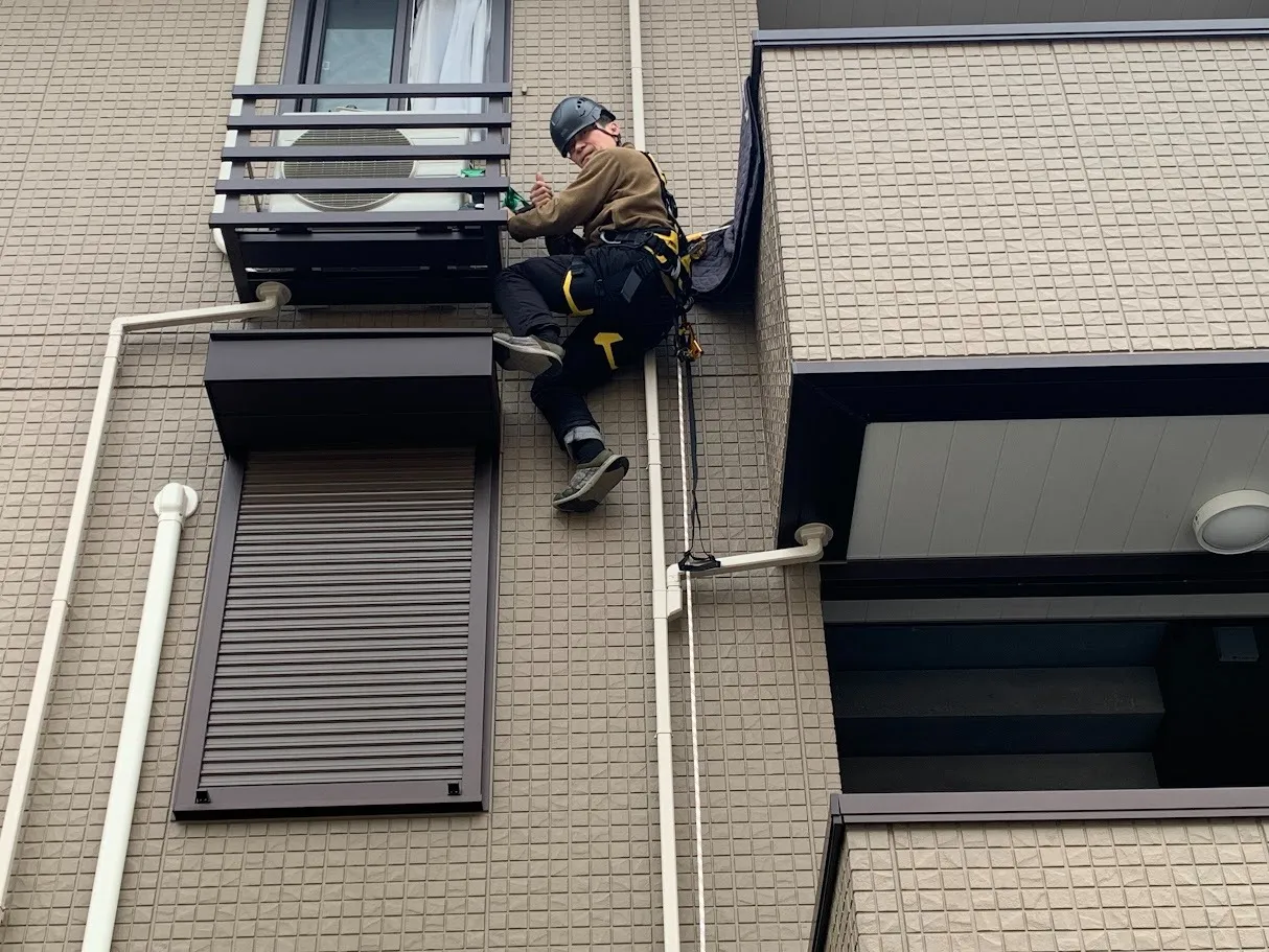 ロープアクセスによるエアコン取付