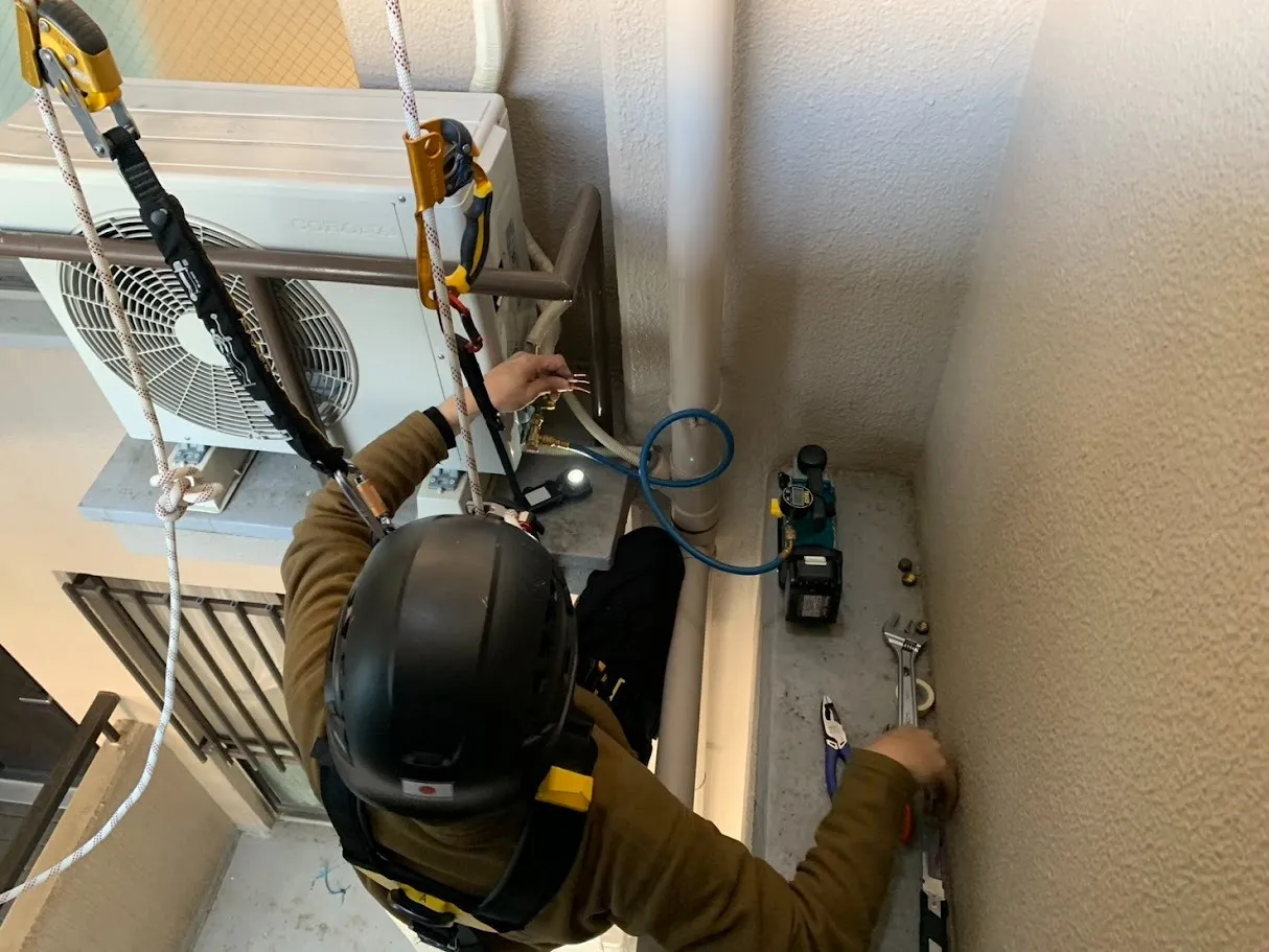 高所作業でのエアコン取付