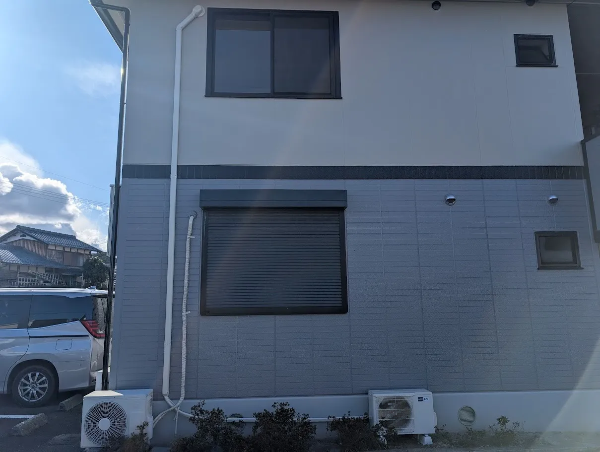 管理会社様から高所作業のエアコン取り付け|屋外化粧カバー定額です♪