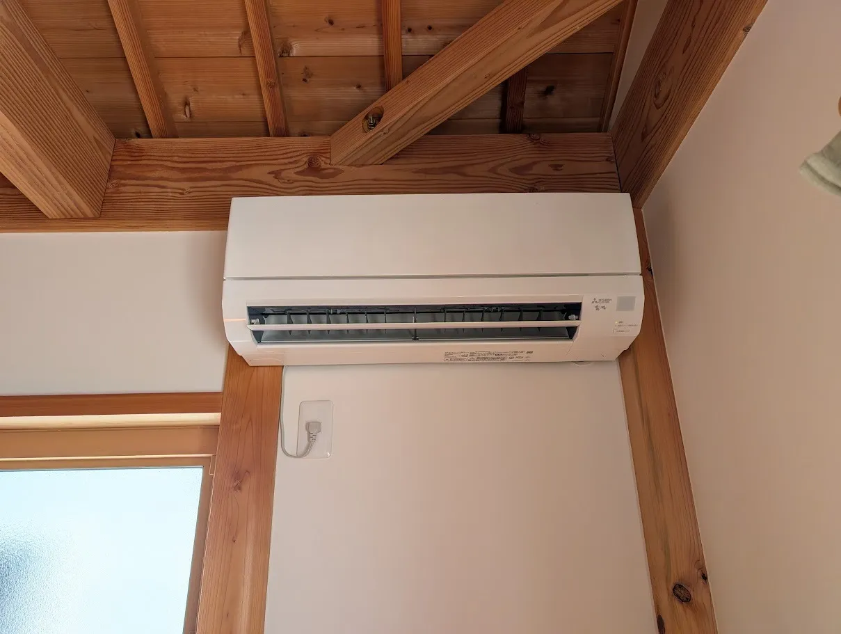 守山市S様施工事例|大喜工務店の戸建に高所作業のエアコン取り付け