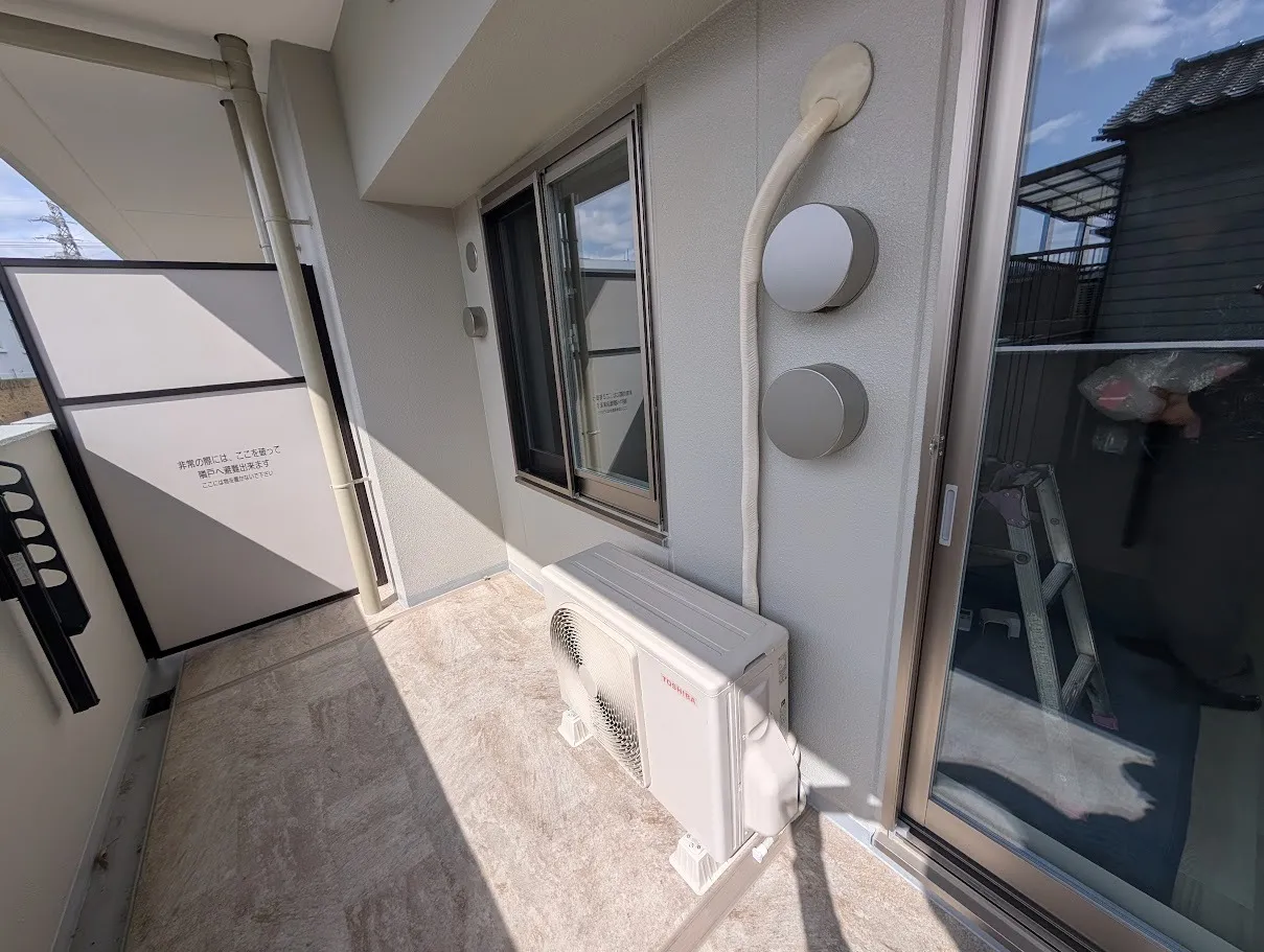 LDKのエアコン室外機側はテープ巻き仕上げです、屋外化粧カバーの施工も可能です