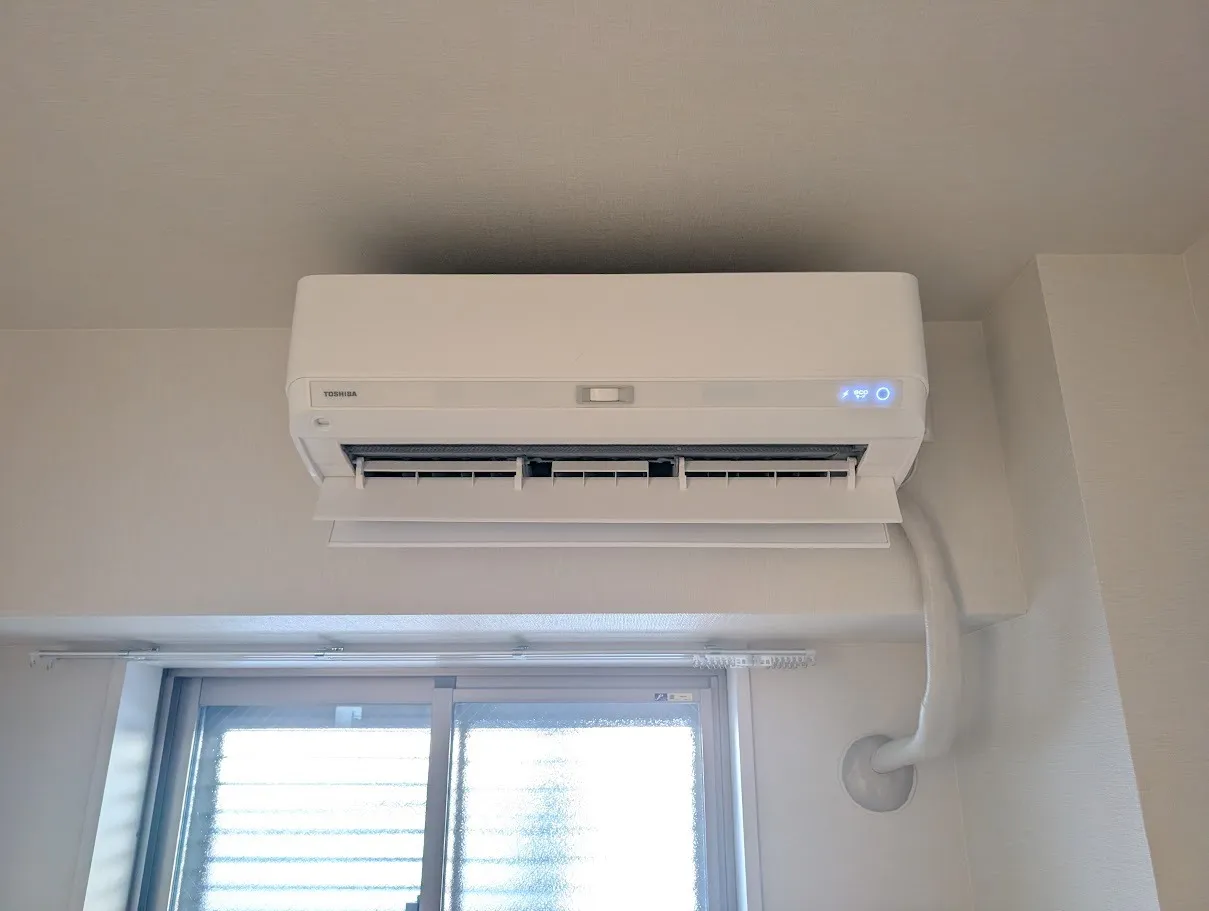 御新築マンション：玄関横の洋室へ８畳用取り付け完了！配管はテープ巻きで御予算も抑えられます