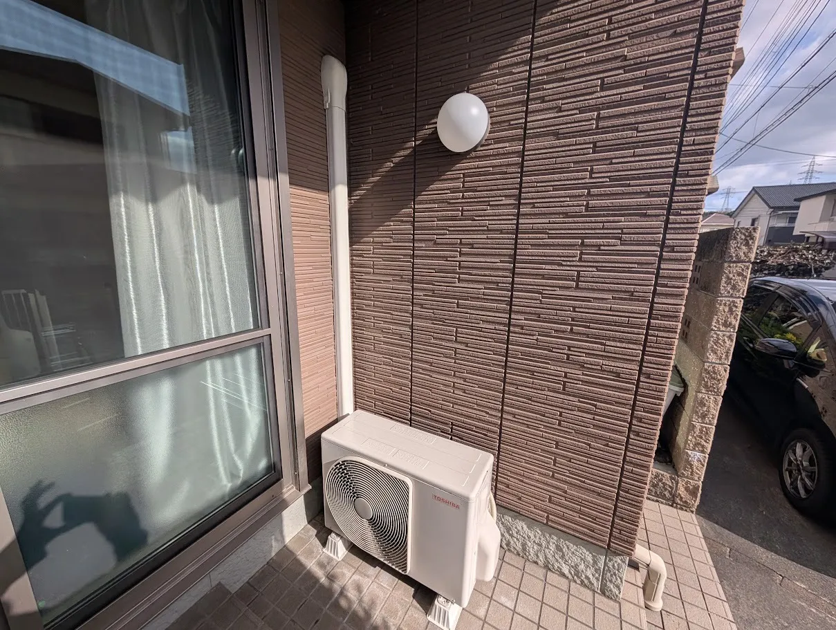 引越し前のアパート1階室外機、LDK１４畳用です