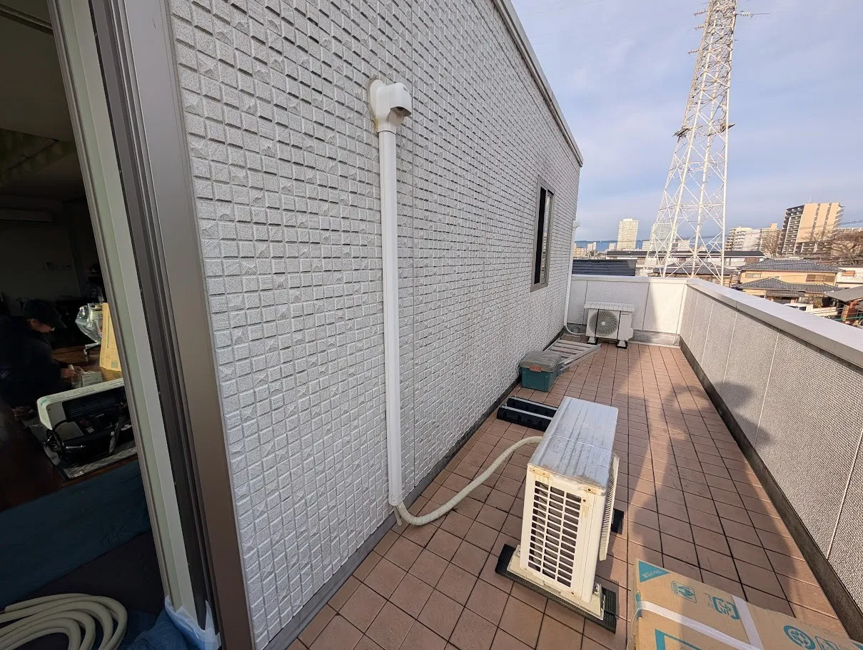 室内機の壁の裏側に室外機です