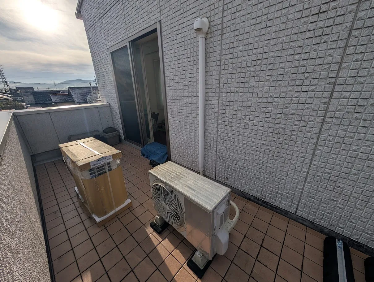 梱包されているのは、入替後の室外機です