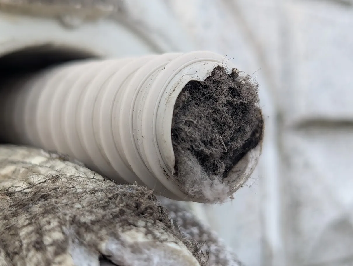 Panasonic製のエアコンを取り外し、自動お掃除の屋外排出部分です