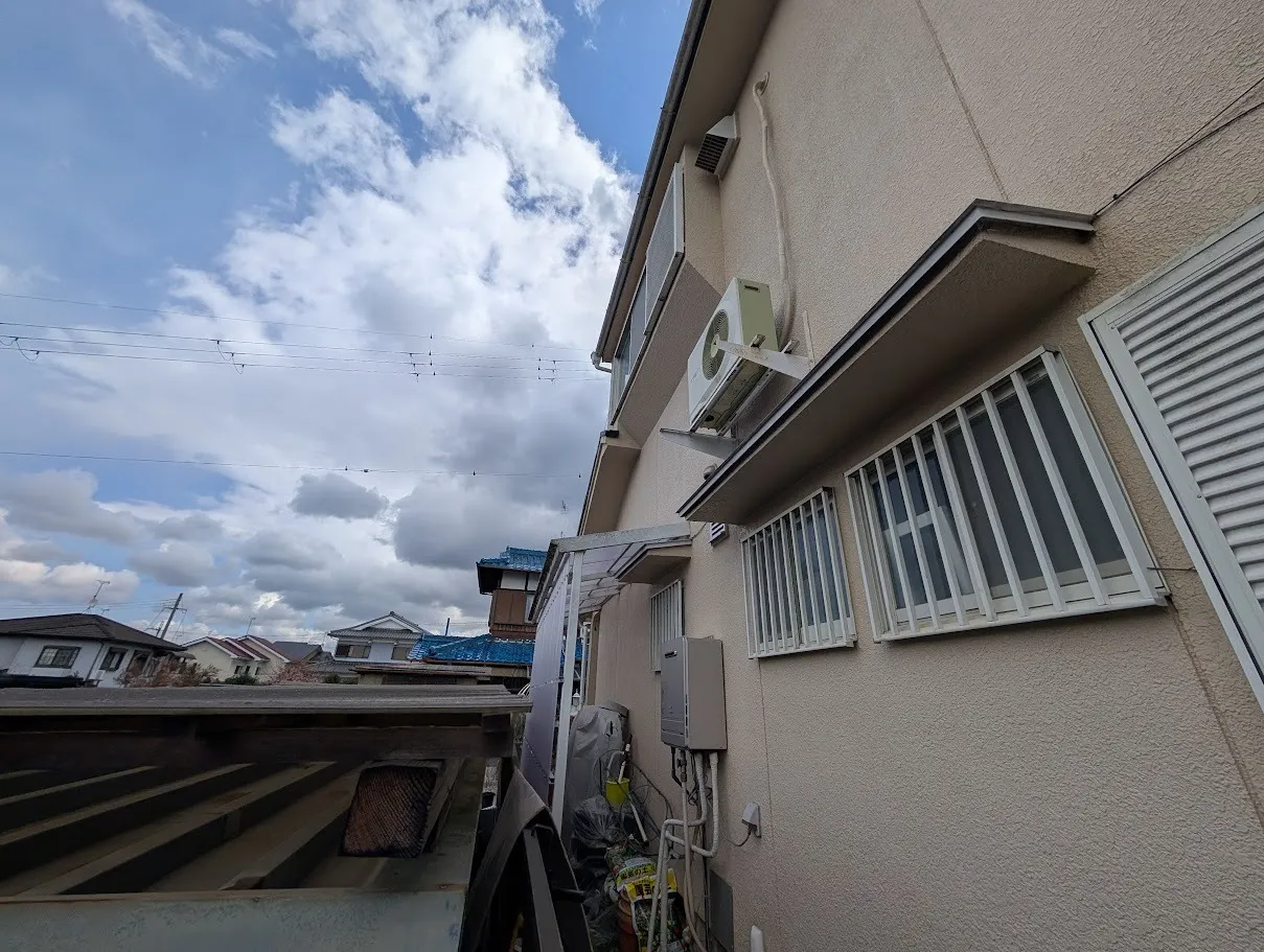 草津市エアコン入替工事｜壁面アングルの室外機を地上置きへ変更した高所作業♪