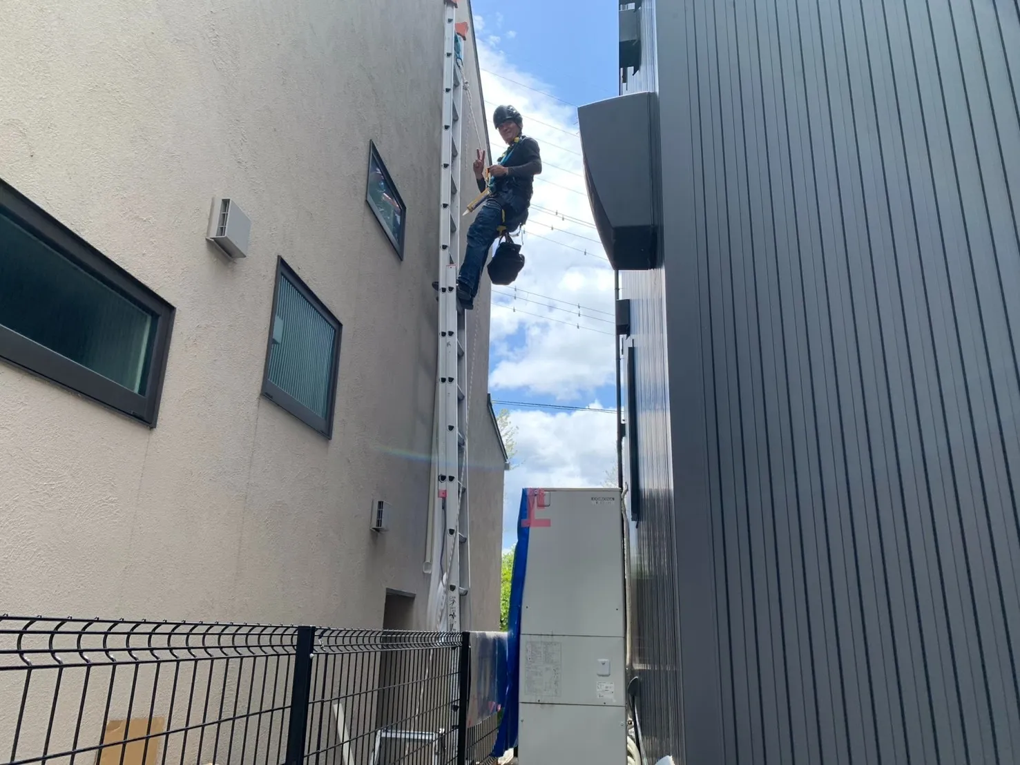 大津市エアコン取り付け｜幅530mmの狭小×高所作業！ロープアクセスで2階→1階工事（三菱MSZ-GV2225-W）