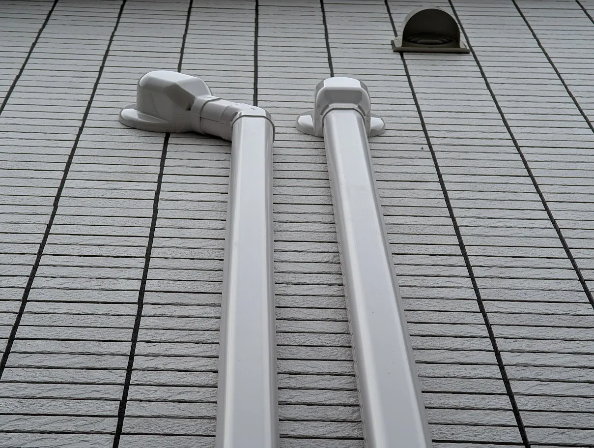 甲賀市エアコン取り付け｜リピーター様・タイル外壁に屋外化粧カバー高所作業で2台工事（三菱MSZ-GV2225-W）