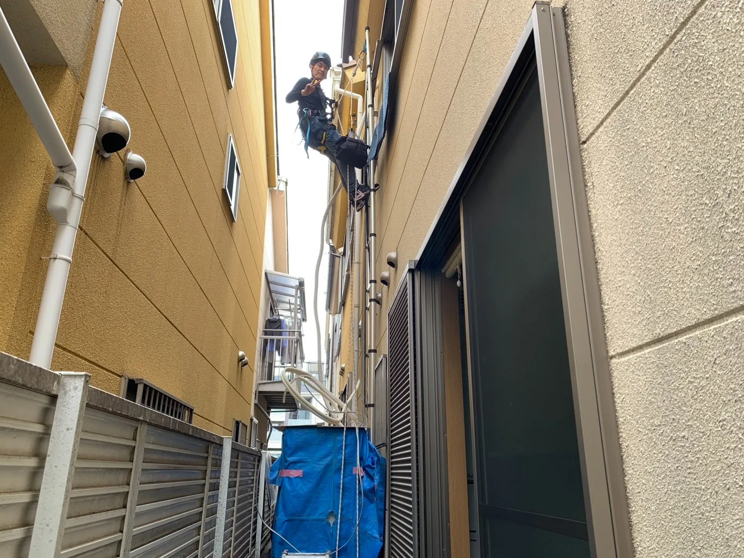 京都市山科区エアコン入替｜エコキュートでハシゴ設置困難！ロープアクセス応用の高所作業（ダイキンS225ATES）