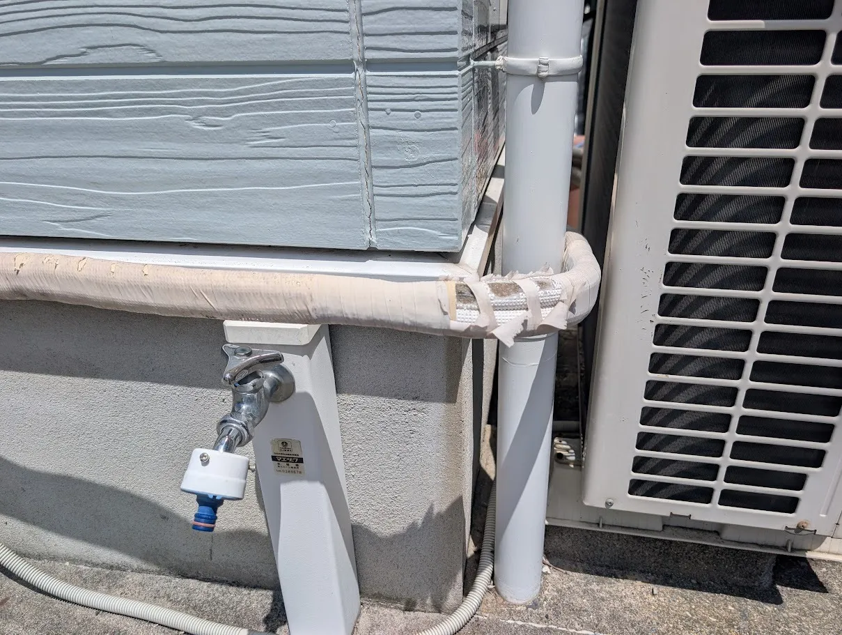 草津市エアコン入替|劣化した配管を交換し屋外化粧カバーで綺麗に施工(三菱MSZ-ZW4025S)