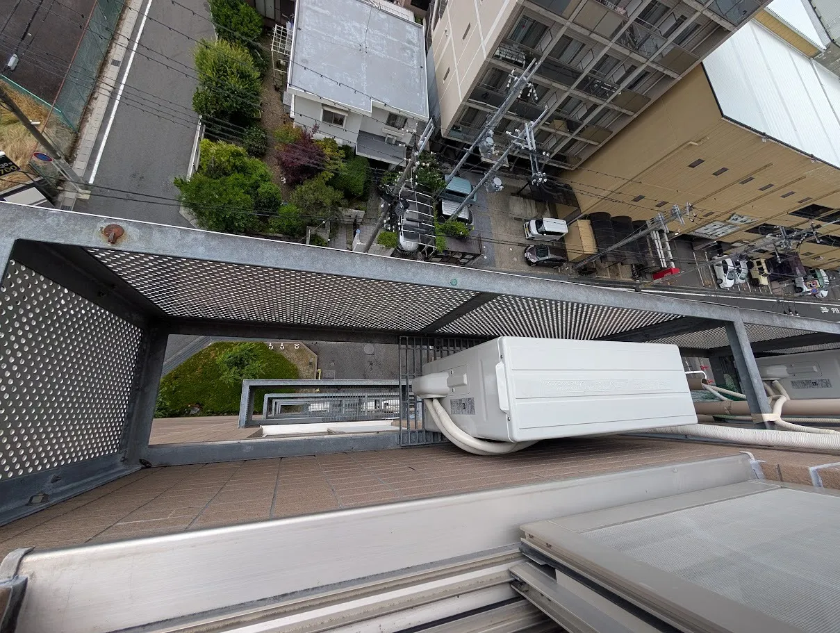 大津市エアコン入替｜マンション7階の屋外に室外機置場！ロープアクセス高所作業（フォルクローレ瀬田）