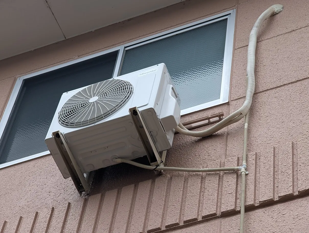 大津市エアコン取り付け|他社で断られたマンション3階の壁面アングル高所作業(ハイセンス HA-J22H-W・プレジーオビワコ)