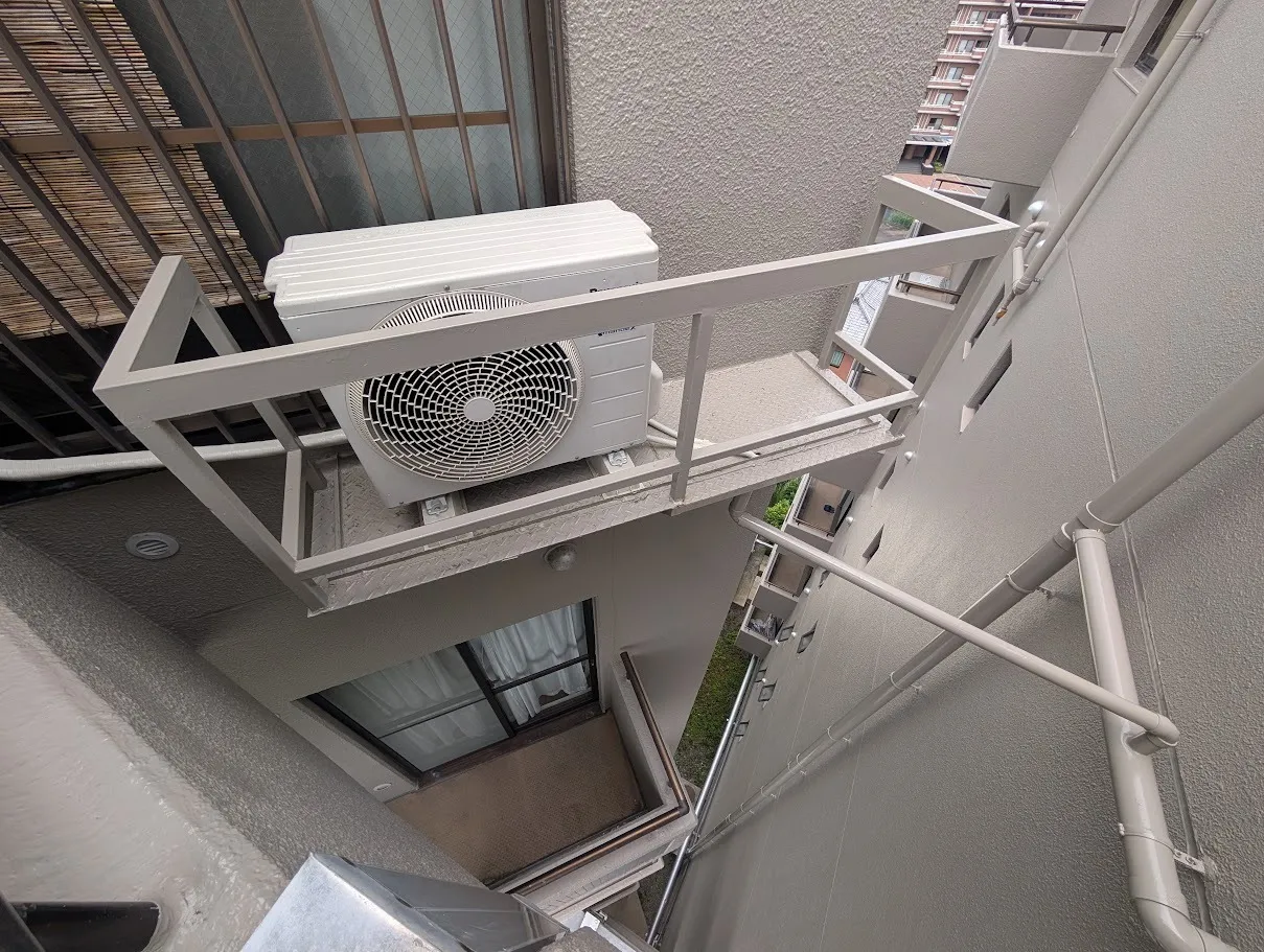 大津市エアコン引越し|マンション7階・室外機専用置場の高所作業(Panasonic CS-EX251D-W)