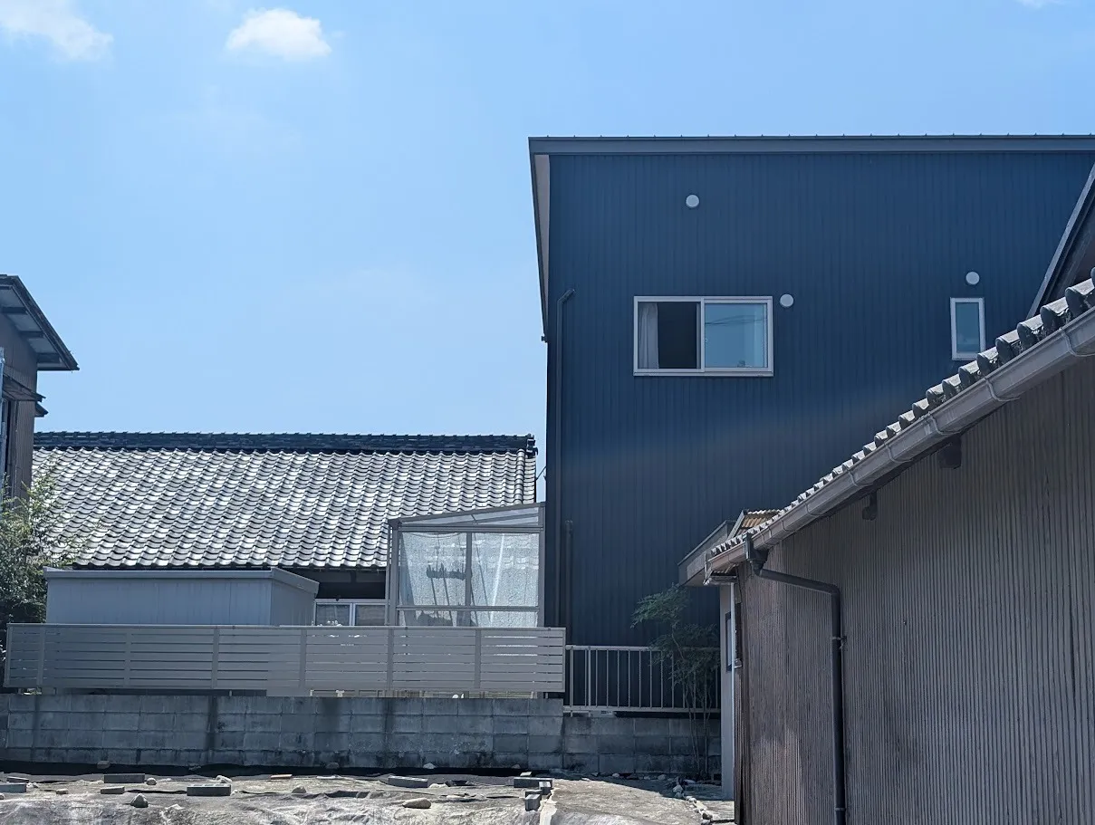 三重県エアコン取り付け｜幅740mmの狭小地で高所作業・ガルバ外壁穴あけ（MSZ-AXV2225-W）