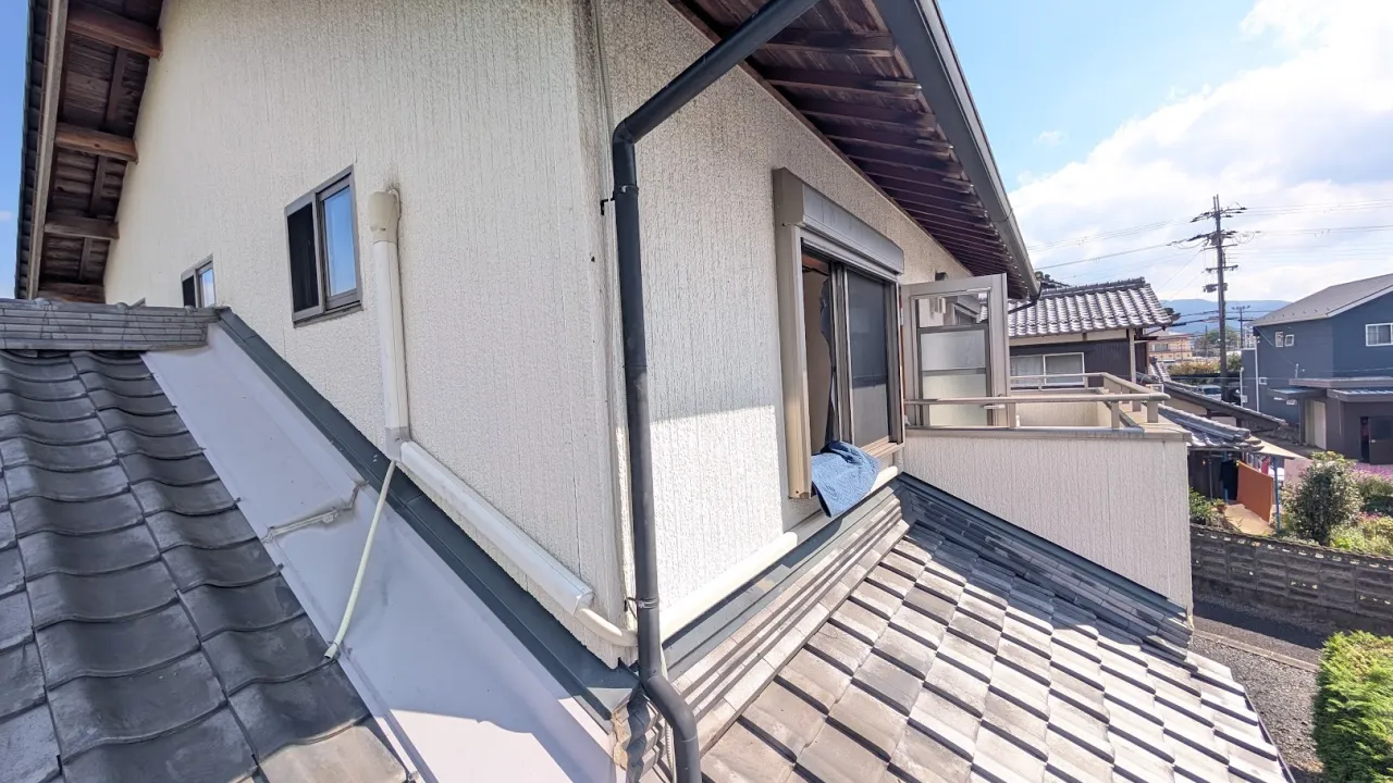 甲賀市エアコン入替｜ベッド裏の室外機を屋根アングルからベランダへ移設・高所作業（S284ATGS）